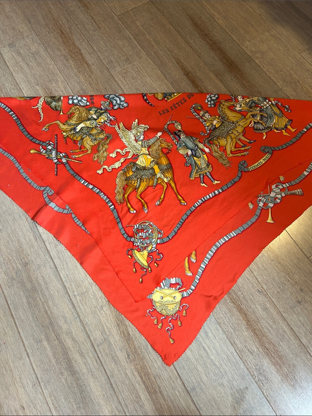 HERMES Silk Les Fetes du Roi Soleil Scarf 35”Red Illustrated Gold Black Accents - Picture 13 of 14
